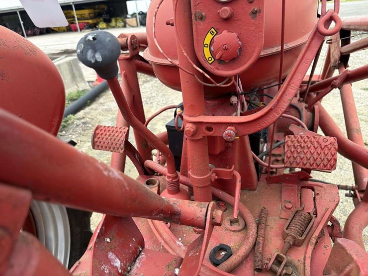 farmall-m-loader-tractor-image-23