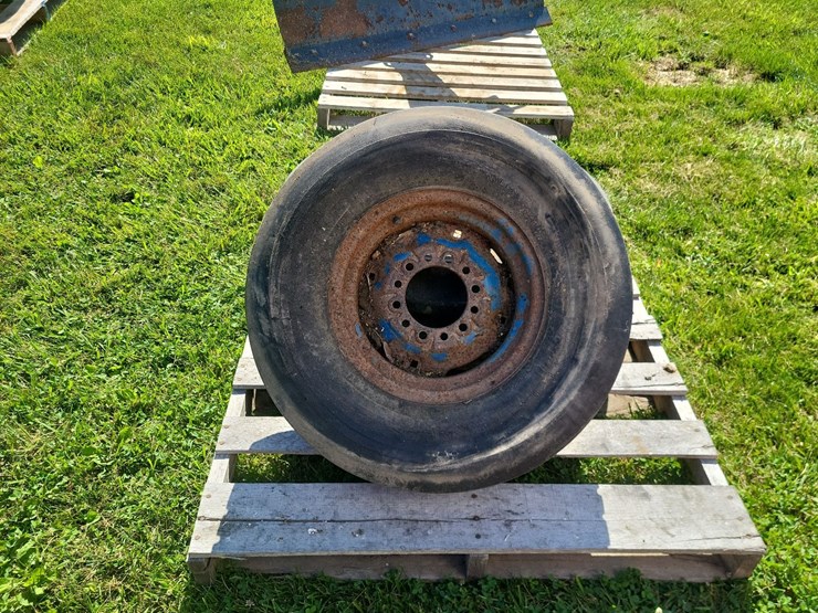 3-rib-farm-tire-w/6-bolt-rim-and-implement-tire-w/8-bolt-rim-image-4