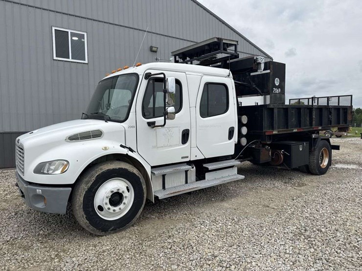 2010-freightliner-roll-off-truck-image-1