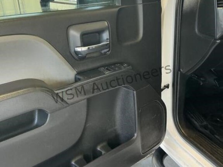 2017-chevrolet-3500hd-image-23