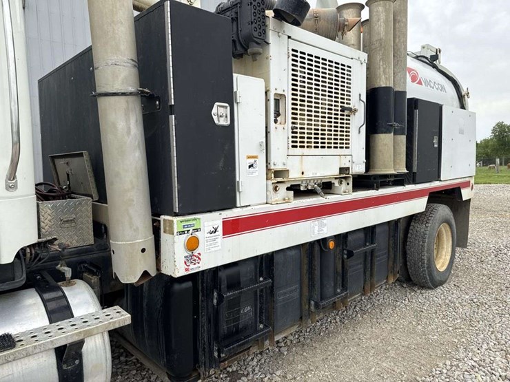 2013-freightliner-114sd-image-14