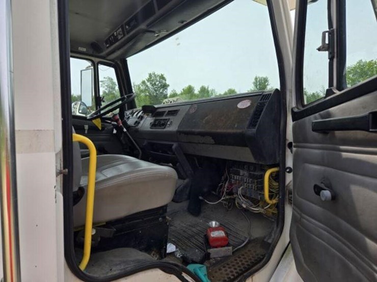 2000-freightliner-fl80-image-37