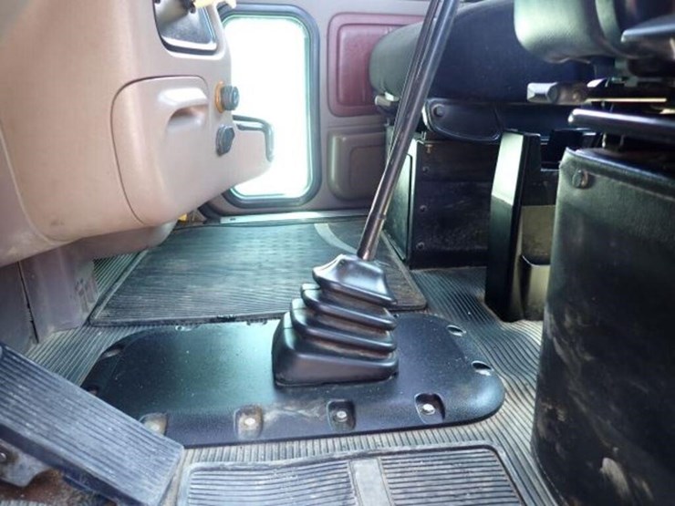 2013-peterbilt-367-image-31