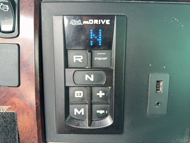 2012-mack-cxu613-image-56