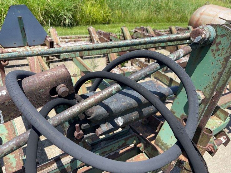 john-deered-25'-3-pt.-field-cultivator-with-hydraulic-lift-image-5
