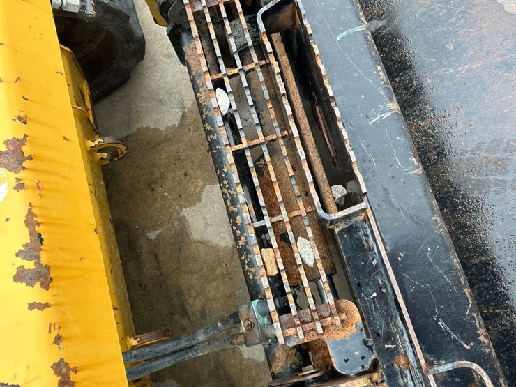 2015-caterpillar-259d-image-32