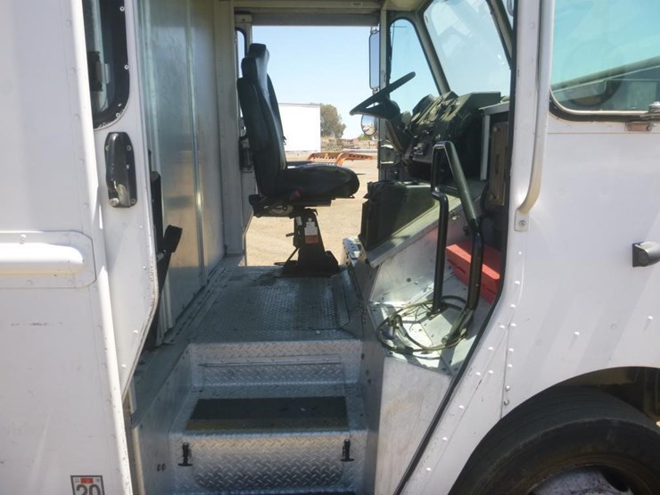 2012-freightliner-mt55-image-13