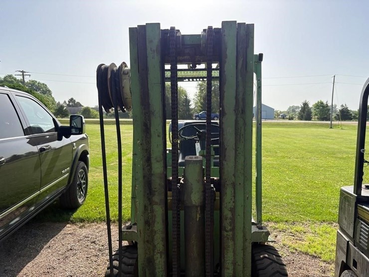 white-725-forklift-image-10