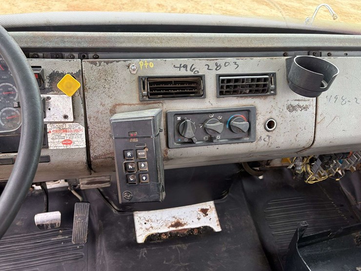 2003-freightliner-fl70-image-17