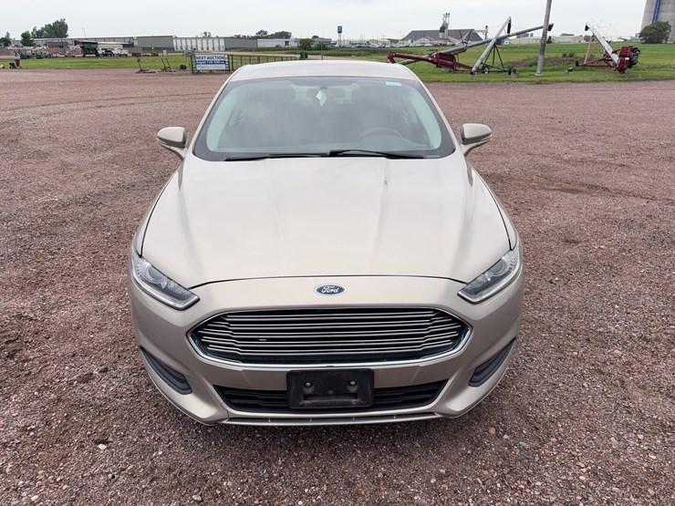 2015-ford-fusion-se-image-2