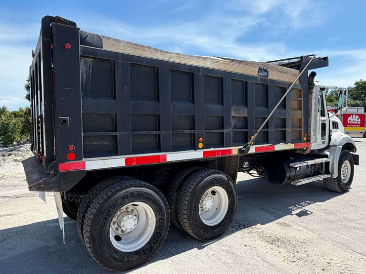 2006-mack-granite-ct713-image-4