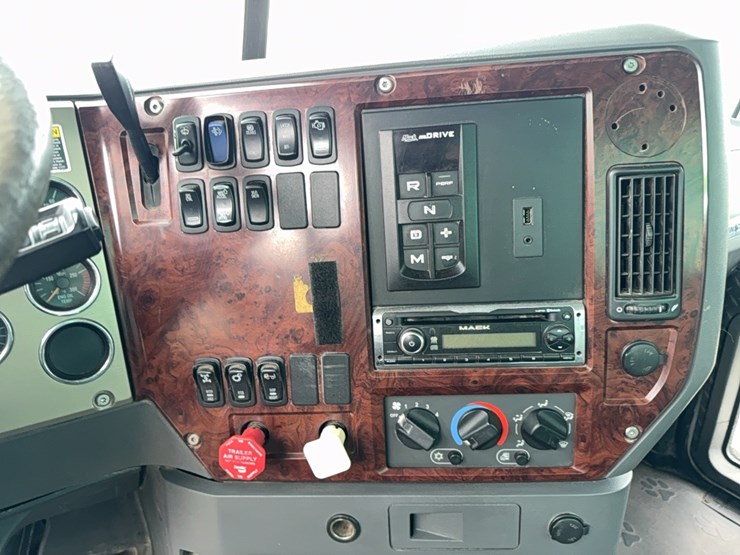2012-mack-cxu613-image-51