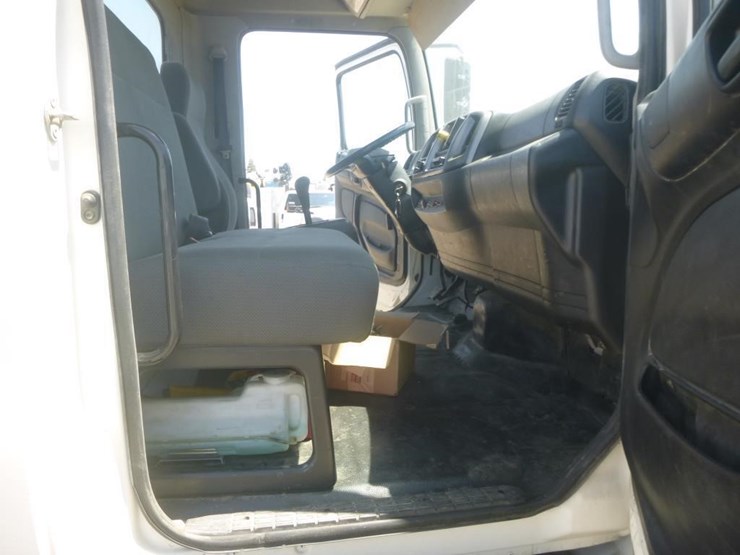 2015-hino-268-image-26