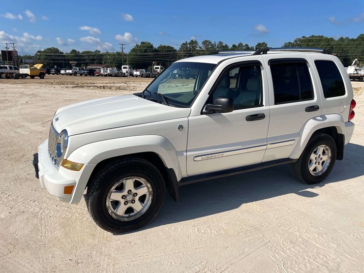 2005-jeep-liberty-image-1