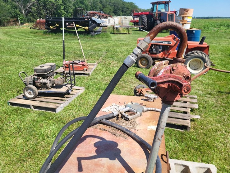 gas-tank-w/hand-pump,-hose-and-nozzle-image-7