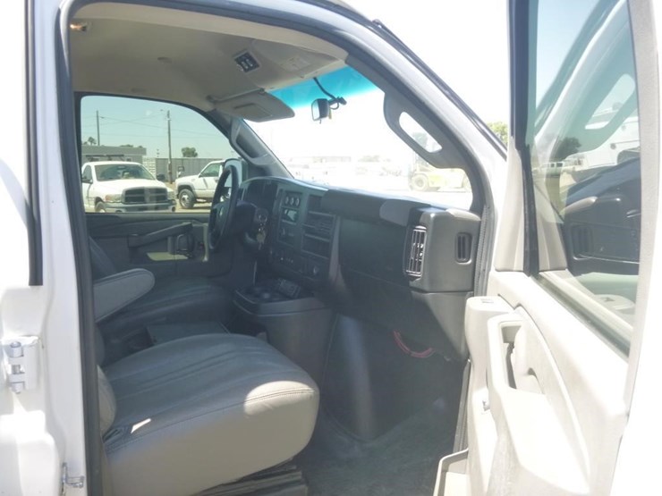 2016-chevrolet-express-3500-image-13