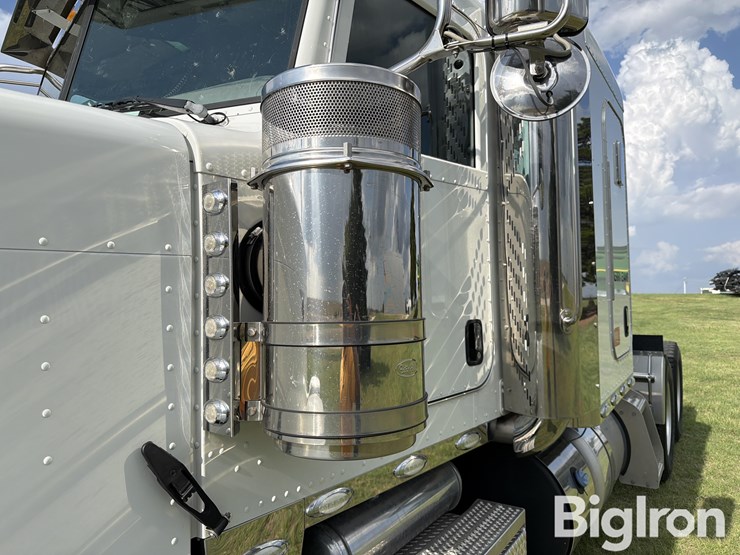 2015-peterbilt-388-image-15