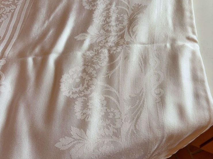 white-damask-tablecloth-with-floral-pattern-image-3
