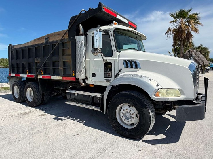 2006-mack-granite-ct713-image-3