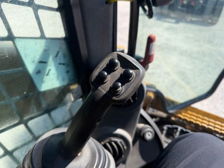 2014-caterpillar-262d-image-11