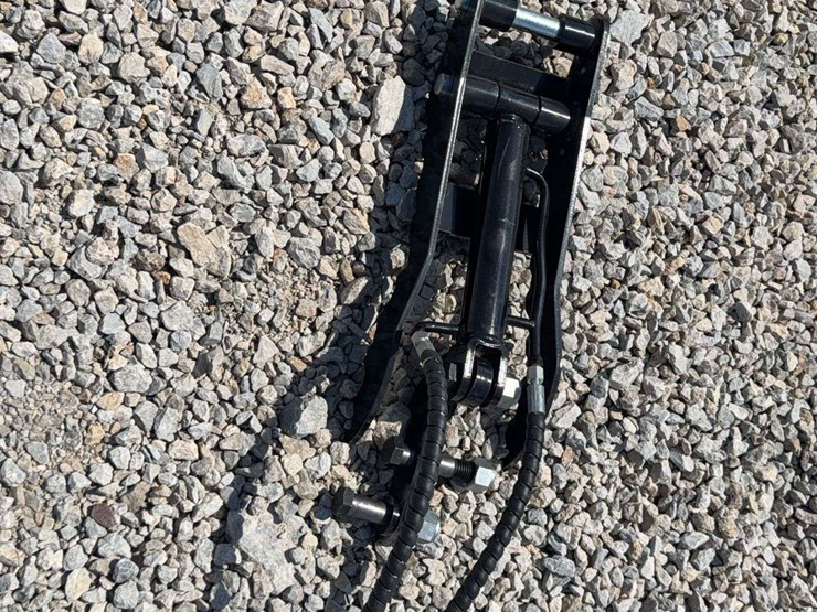 hydraulic-thumb-attachment-for-mini-excavator-image-1