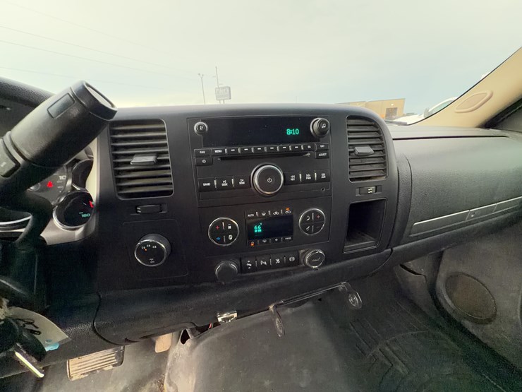 2011-chevrolet-silverado-2500-image-25