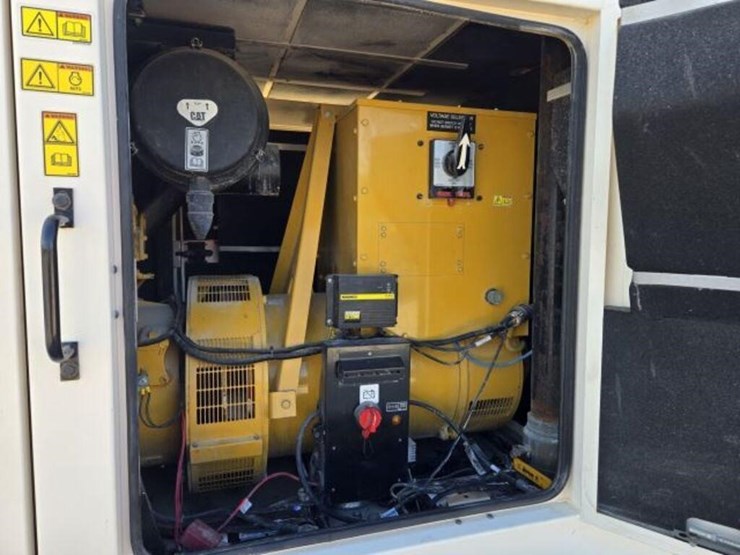 2019-caterpillar-xq230-image-13