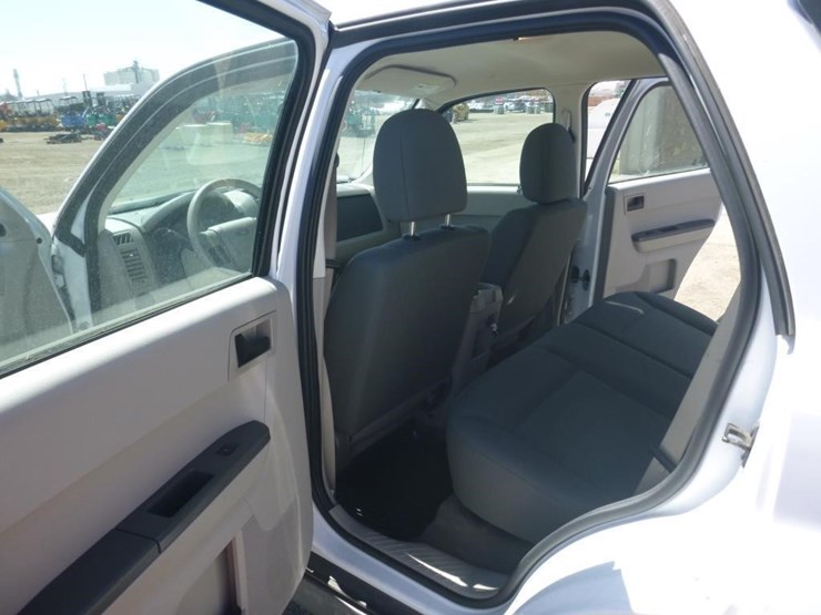 2010-ford-escape-image-8