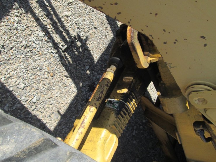 2004-caterpillar-420d-image-31