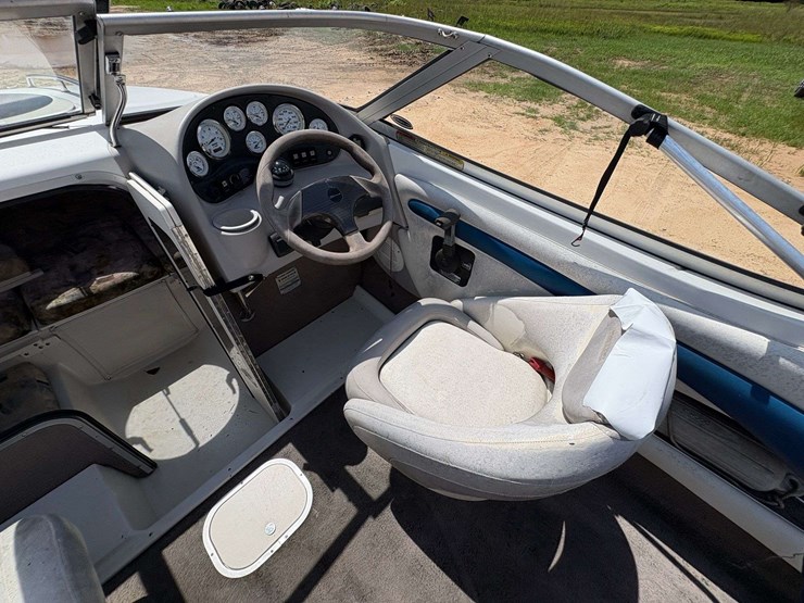 2004-stingray-200cs-cabin-boat-w/trailer-image-21