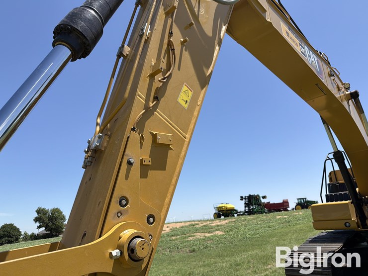 2024-caterpillar-320-image-16