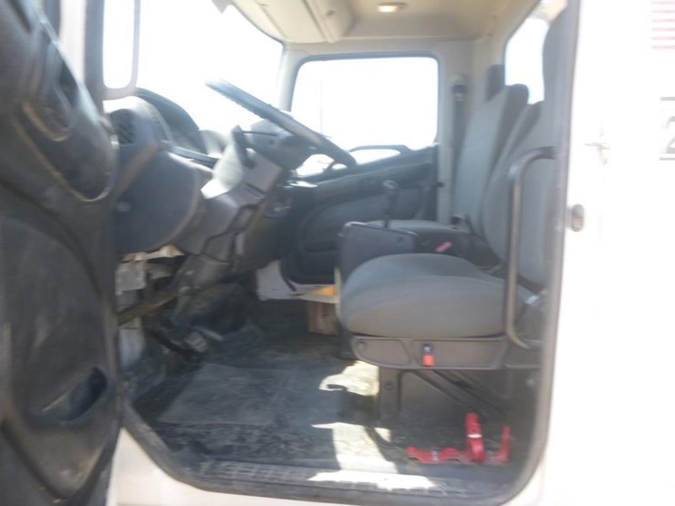2015-hino-268-image-25