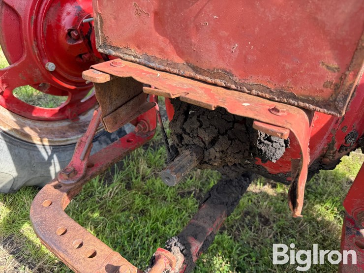 1950-farmall-m-2wd-tractor-image-19