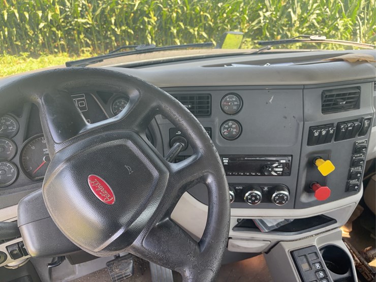 2017-peterbuilt-567-model-image-11