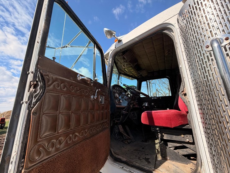 1980-peterbilt-grain-truck-image-32