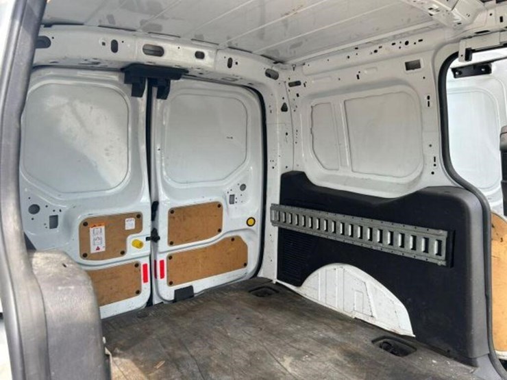 2014-ford-cargo-image-31
