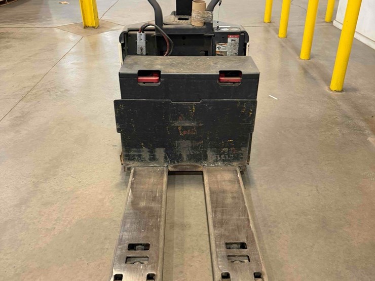electric-pallet-jack-image-2