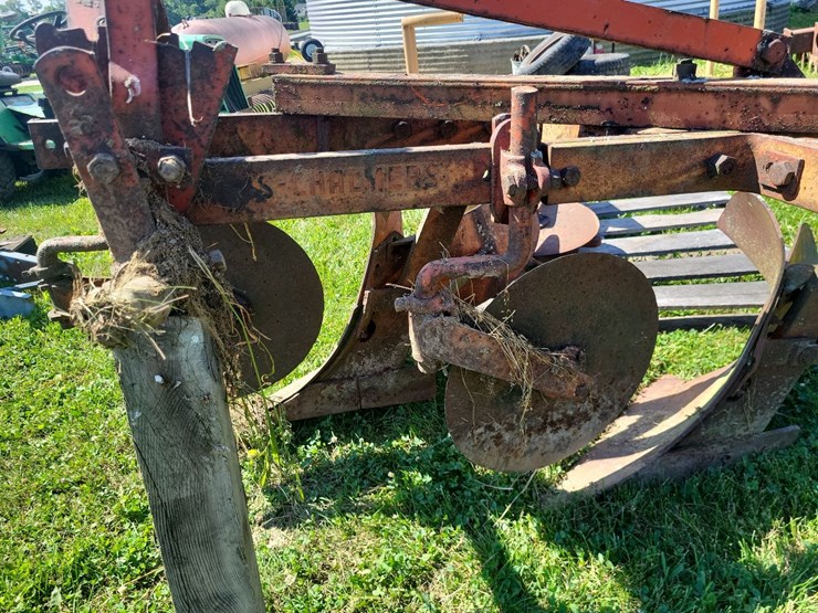 allis-chalmers-3-bottom-3pt-hitch-moldboard-plow-w/coulters-image-16