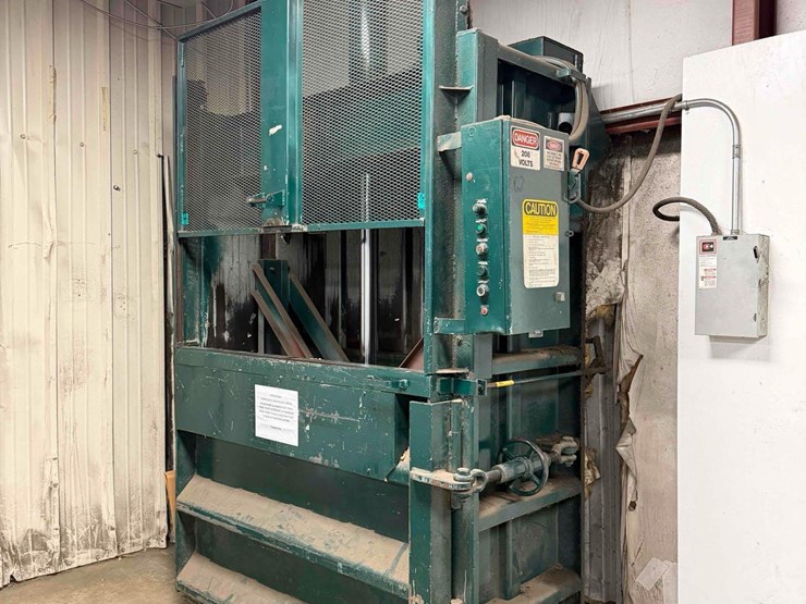 marathon-v-6030-hd-heavy-duty-vertical-baler-image-1