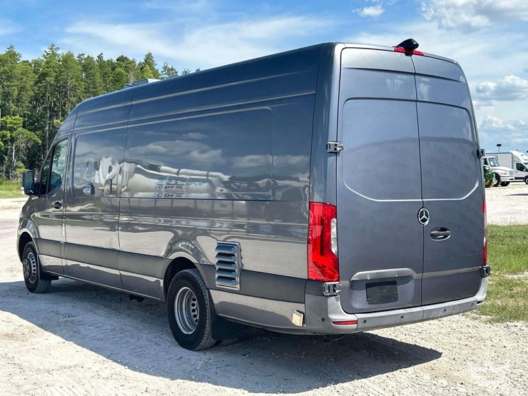 20211-mecedes-benz-sprinter-4500-modified-food-catering-van-image-4