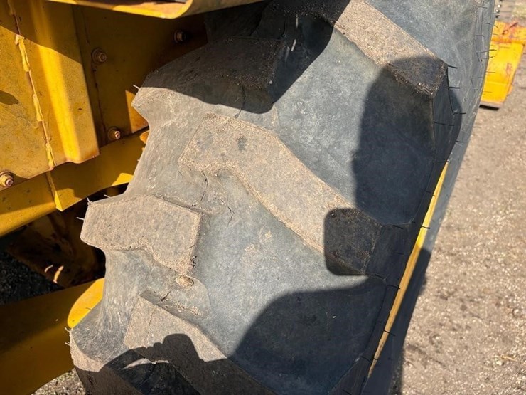 john-deere-jd410-tractor-loader-backhoe-image-5