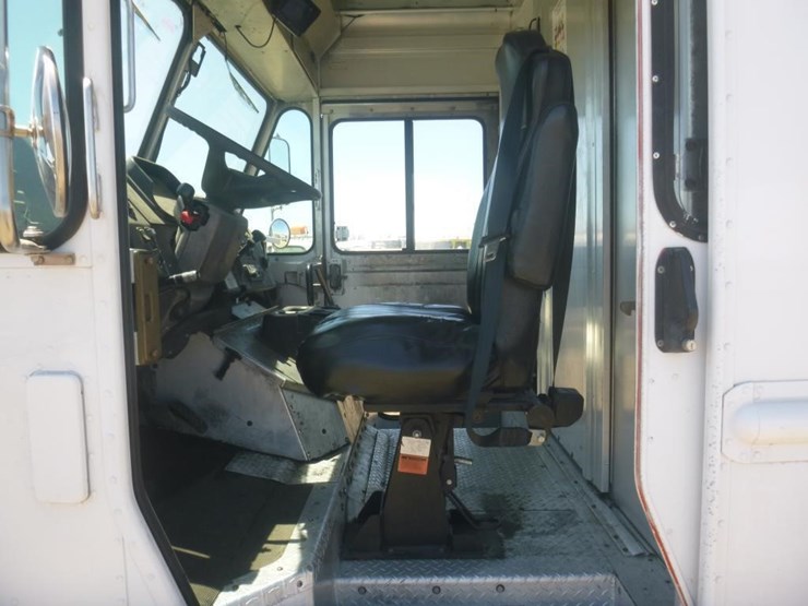 2012-freightliner-mt55-image-12