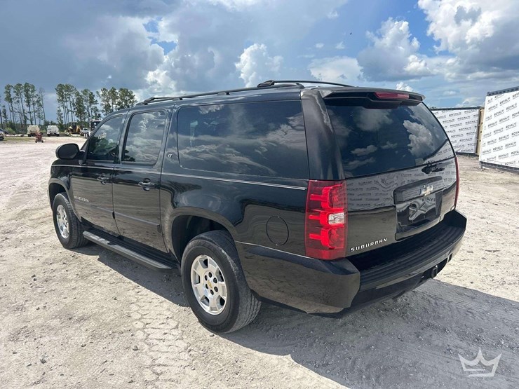 2008-chevrolet-suburban-image-4