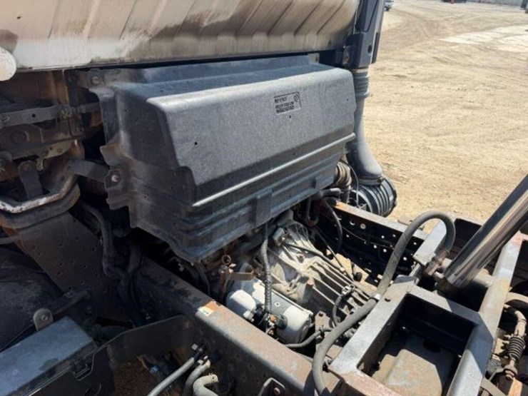 2015-isuzu-npr-image-25