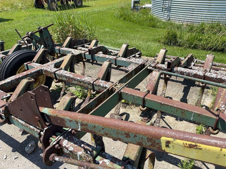 john-deered-25'-3-pt.-field-cultivator-with-hydraulic-lift-image-6
