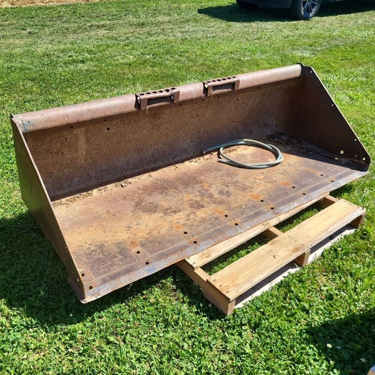 72" Bucket w/Skid Loader Mounting
