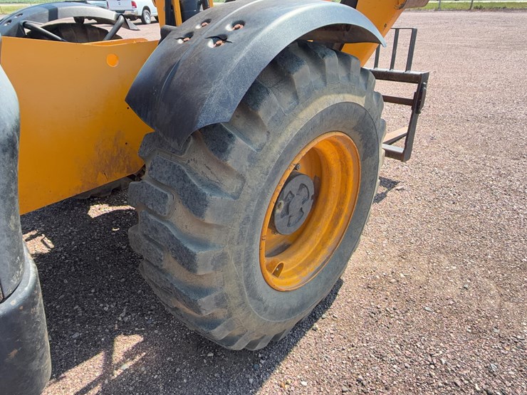 2011-jcb-510-56-image-40