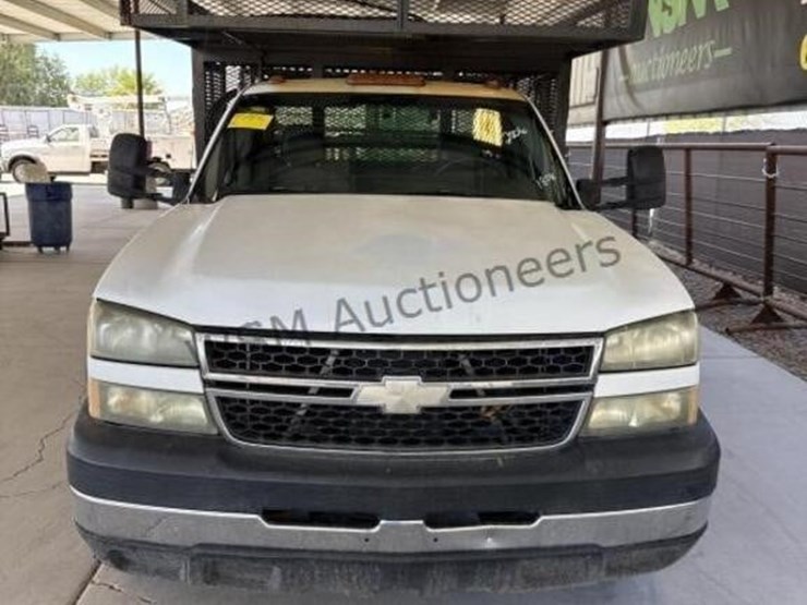 2006-chevrolet-silverado-3500-image-3