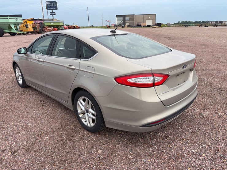 2015-ford-fusion-se-image-7