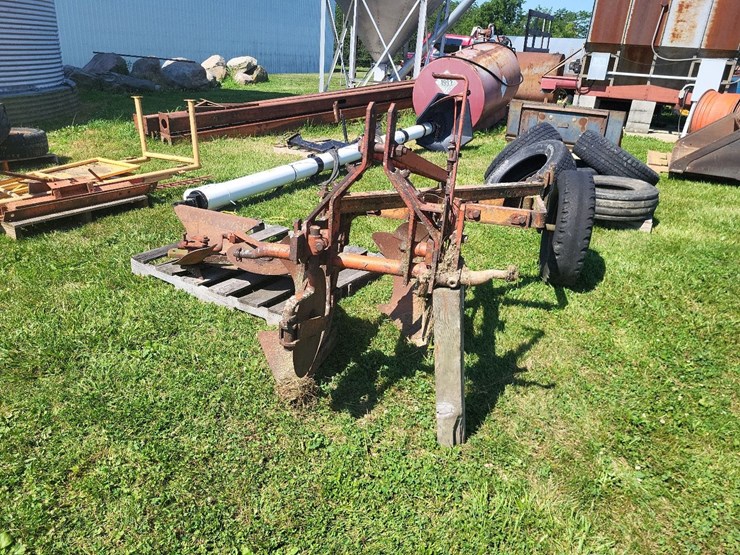 allis-chalmers-3-bottom-3pt-hitch-moldboard-plow-w/coulters-image-8